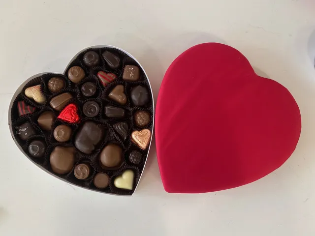 1 Lb Valentine's Deluxe Box